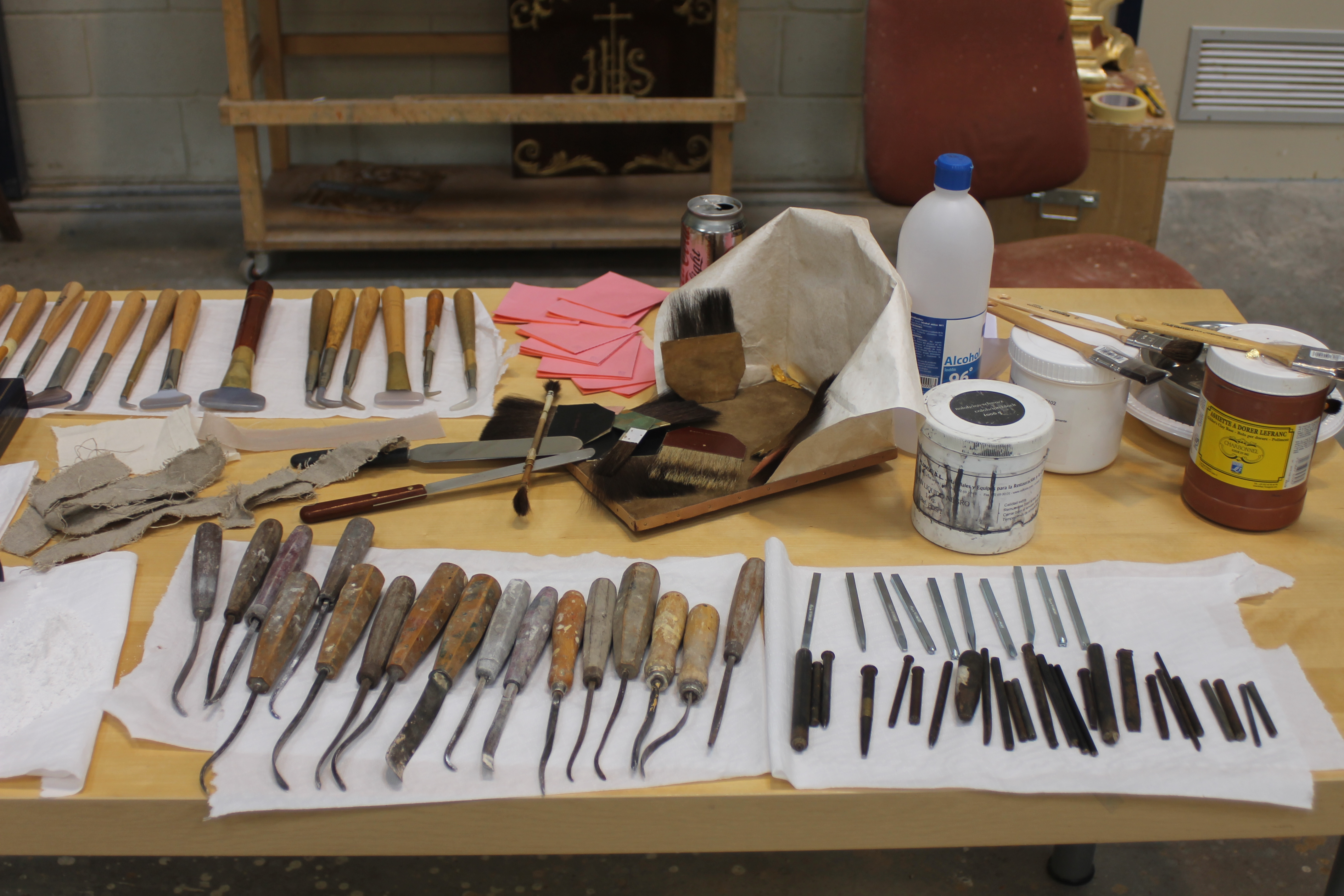 Útiles y herramientas del dorador. Hierros, cinceles, bol, pinceles, pomazón, polonesas, cuchillo, oro fino y ágatas.